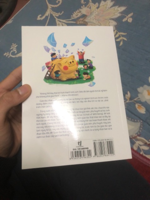 Sách đẹp n k hiểu sao có nhiều vết chọc lỗ chỗ