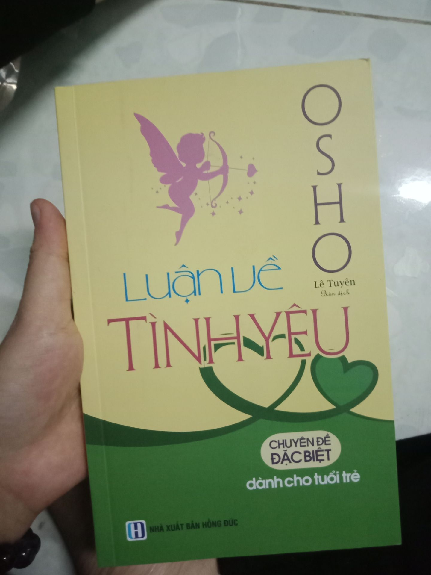 giao hàng nhanh ạ. giấy trơn vàng. đóng gói đẹp giao hàng nhanh ạ. giấy trơn vàng. đóng gói đẹp