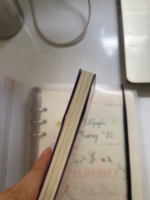 Khi mình mở hàng thì vì đóng gói nên bị cấn 1 góc bìa sách ở phía trên mn ạ

Mình không biết đây có phải là SÁCH THẬT hay không nhé vì mình đọc câu văn hơi lủng củng ấy. Rất nhiều câu bị lủng củng ý luôn ấy. Mình lấy ví dụ ở trang này vừa xưng Cha và vừa xưng Bố, "người lữ hành ngồi gục bên cạnh người bạn già", mình thấy dịch chủ thể nhân vật bị khác với hoàn cảnh thực tế.

Mọi người nên cân nhắc khi mua nhé ạ!!