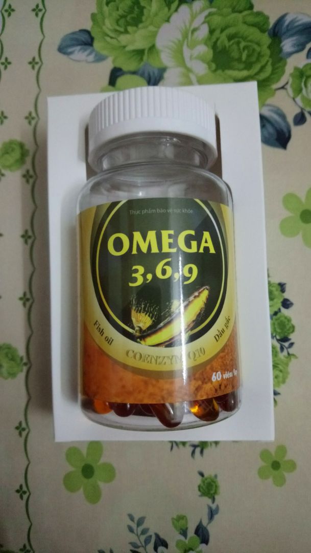 Hồi nhỏ mê Doraemon lắm thì nhà không có đủ điều kiện để mua truyện sưu tầm, toàn mượn bạn đọc ké, sau này đi làm rồi có dư rồi thì ngay đợt tái bản này mình mua về xem với để dành luôn ?
Theo mình thấy thì giấy mỏng hơn ngày xưa nhiều, khi đọc thì theo hướng từ phải qua trái nhưng mỗi khung truyện thì đọc từ trái qua phải, dịch cũng khác nên khi ngấu nghiến các tập truyện thì vẫn rất háo hức nhưng cái cảm xúc mê mẩn khi đọc hồi bé thì nó không còn nữa. Nhưng ai thích mà không có cơ hội mua bộ cũ thì mình nghĩ vẫn nên mua bộ này nhe, in cũng rõ ràng lắm, tuy giấy mỏng nhưng không tới nổi mấy trang truyện chồng qua nhau đâu.