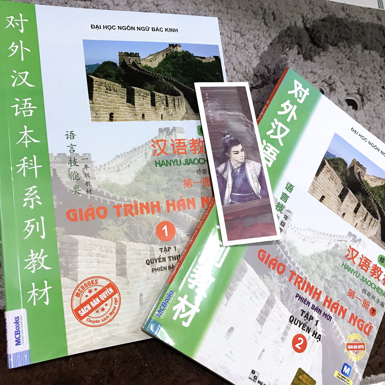 Chất lượng sách quá ok luôn ạ ? 2 cuốn được bọc trong bịch bảo quản tốt. Anh shipper giao đúng vào ngày 14/2 =)))
Mở hộp Tiki ra thấy hơi bất ngờ là trong bịch đựng sách còn có cái bookmark haha. Không biết fan art của nhân vật cổ trang nào nhưng đúng kiểu concept hơi hướng tiên khí mình thích =))) 
dạo này đang u mê Trần Tình nên nhìn cây đàn cứ liên tưởng Hàm Quang Quân nhưng nhân vật trong bookmark lại có chu sa giữa trán như Lan Lăng Kim thị :v hậu thế Kim Lăng và Tư Truy chăng !? ?
Cảm ơn Tiki và nhà cung cấp ❤️