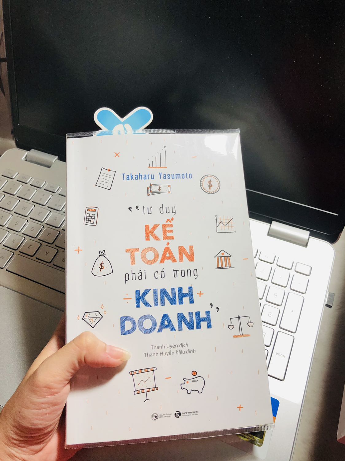 Mình đọc mấy trang đầu thấy hay và thực tế, đúng quyển sách mình đang cần. Mình đọc được vào chương 1, hướng dẫn khá cụ thể và dễ hiểu về cách hoạt động kế toán trong kinh doanh, có thể vừa đọc vừa thực hành, trao dồi kiến thức và kỹ năng, tư duy để quản lý tốt nguồn tiền, tài chính và hoạt động kinh doanh