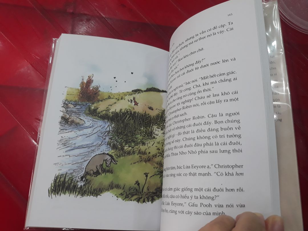 Sách minh họa màu sắc rất đẹp, nội dung sách cũng rất hay và dễ thương hệt như cái tên của sách vậy: Gấu Pooh xinh xắn. Đây là một cuốn sách rất đáng để mua và có trên kệ sách của mọi người nha, 😊😊😊.