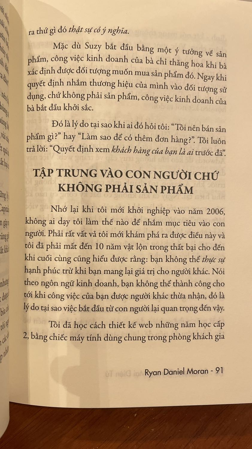 Cuốn sách làm thay đổi cách suy nghĩ về kinh doanh online: tập trung nhìn vào khách hàng và bán cho họ thứ họ cần, đừng chỉ đi lo làm sản phẩm. Đó mới là hướng phát triển, ví dụ như tập trung phục vụ cho người tập Yoga, họ mua thảm tập, và mua gì sau đó? Để kinh doanh hiệu quả trên sàn ở VN thì nên đọc một quyển sách lớn hơn, như quyển này, khi đó nó giúp mình nhìn thấy mọi việc đơn giản hơn. Hình vẽ ấn tượng, nội dung ứng dụng được cho tmđt VN. Sách nên đọc.