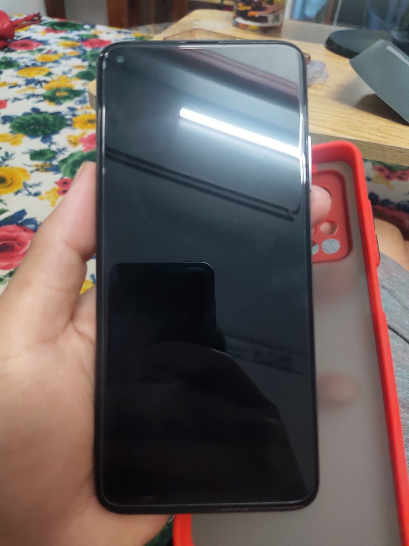 ko che full màn hình, còn lộ nhiều ở viền.