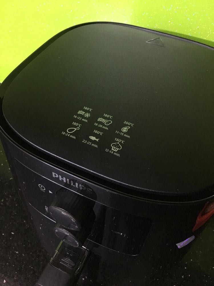 Tiki giao hàng nhanh, cả thời gian đặt và giao chỉ 3 ngày (mình ở tỉnh). Dù dịch bệnh nhưng vẫn giao nhanh, sớm hơn dự kiến. Cảm ơn Tiki.
Mình có đôi lời nhận xét về NCKD Phillips HD9200/90:
- Nồi chiên đẹp, màu đen, nhìn sang trọng và gọn gàng.
- Nồi hoạt động không ồn, thức ăn chín mềm và ngon (tuy nhiên vẫn phải lật thức ăn nhé)
- Nồi 4,1L. Giỏ chiên khoảng 2L. (Với lượng thực phẩm 7-800g). Phù hợp với gia đình nhỏ, với nhu cầu sử dụng của mình nên cực kỳ hài lòng.
- Mình mua sale với giá 1.949k Free ship. Với mức giá này chọn hãng khác sẽ được size to hơn, song mình vẫn chọn Phillips vì tin tưởng đồ gia dụng của hãng. 
- Bảo hành sản phẩm qua mã QR code (có 1 tờ giấy bảo hành sẵn trong hộp sản phẩm, chưa điền thông tin).
- Hướng dẫn sử dụng có rất ít tiếng việt, nên phải tự mày mò tự set nhiệt. Lần đầu làm nên còn nhiều bỡ ngỡ. Sau mình điều chỉnh nên thức ăn đã ngon hơn. Tóm lại, gia đình ít người thì nên dùng mọi người nhé. Rất đáng trải nghiệm.