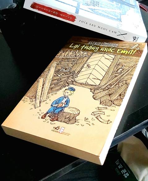 Emil - cậu đặc biệt khi cậu cứ nghịch ko ngừng, nghịch bằng mọi giá và trở thành tác giả năm tuổi của một serie trò nghịch oái ăm ko dứt tại trang trại Katthult, làng Lönneberga, tinh Småland, Thụy Điển. Tại sao lại như vậy? Ông bố thì bứt tóc kêu trời, bà mẹ thì cầu nguyện và ghi nhật ký, dân làng thì thấy vợ chồng họ thật đáng thương, bởi Emilnghịch quá thể, biết bao là bối rối... Lại thằng nhóc Emill Người lớn cứ kêu ca vậy suốt. Emil chui đầu vào liền xúp, Emil treo I da lên đỉnh cột cờ, Emil nhổ răng hàm cho cô Lina, Emil phải đẽo hình nhân trong xưởng mộc, Emil... Emil... Và gì gì nữa có trời mới biết. Vậy nhưng, có ai thích sống mà thiếu vắng Emil đâu. Bạn hãy đọc Emil đi rồi sẽ rõ điều mà dân làng Lönneberga rốt cuộc cũng hiểu đó, dù chẳng chịu nói ra. Và thế là, ở giữa nơi thấm đẫm sự bình yên fuơi sáng của quê hương Astrid Lindgren, chẳng kém cạnh Pippi Tất dài bằng món nghịch tối ngày đó, Emil trở thành một trong bộ đôi sứ giả văn chương được yêu mến nhất của nữ thánh văn học thiếu nhi Thụy Điển.