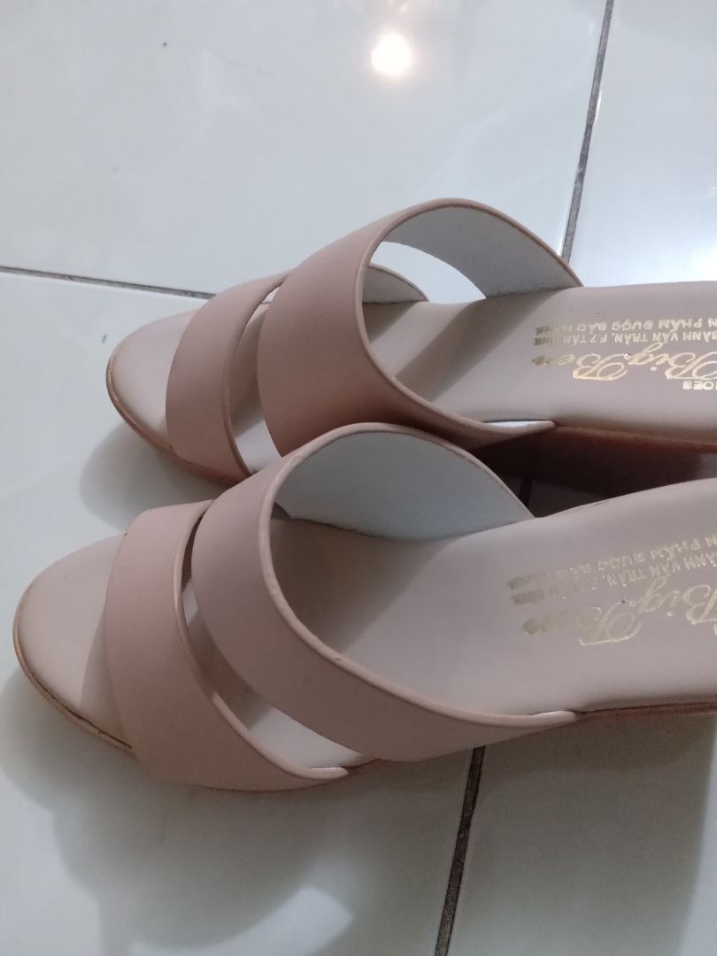 không thích vì dép quai khác màu