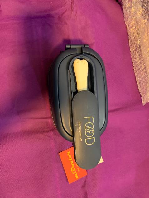 Thấy bảo nhựa nguyên sinh nên mình mua, dugf ko bị ảm mùi thức ăn nên tui nghĩ an toàn lắm nghen! Có thìa dĩa tiện lợi. Ưng ý lắm nhé shop. Giao hàng cũng nhanh nữa dùng tạm ảnh khác để đánh giá.dày dặn nóng cũng ok dùng dc đóng hành chắc chắn
sản phẩm giống như mô tả trong hình ảnh minh họa