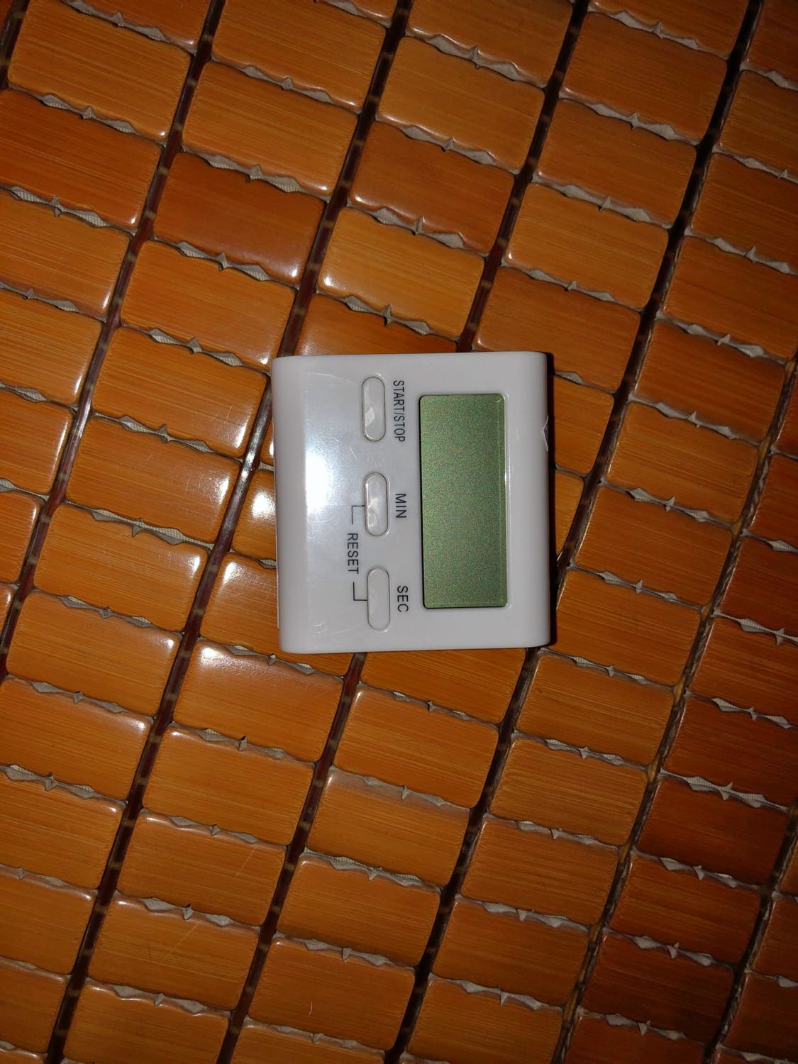 Đồng hồ mình mua để sử dụng hẹn giờ ngâm dụng cụ y tế. Mua 2 lâu rồi nhưng hỏng mất nhưng vẫn thích dùng loại này. Nếu dùng trong nhà bếp chắc bền hơn vì k phải tiếp xúc hoá chất.