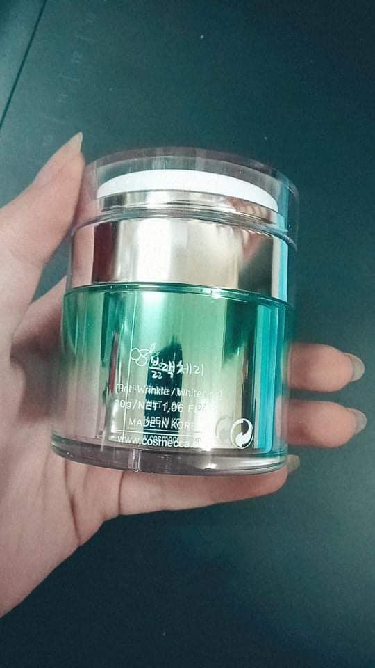 riêng việc giao hàng và đóng gói chưa bao giờ phải lo về shop cả. riêng sản phẩm không chê được gì, bao bì đẹp mê, sau sử dụng vài ngày không hề có cảm giác bị kích ứng, lại có mùi thơm nhẹ