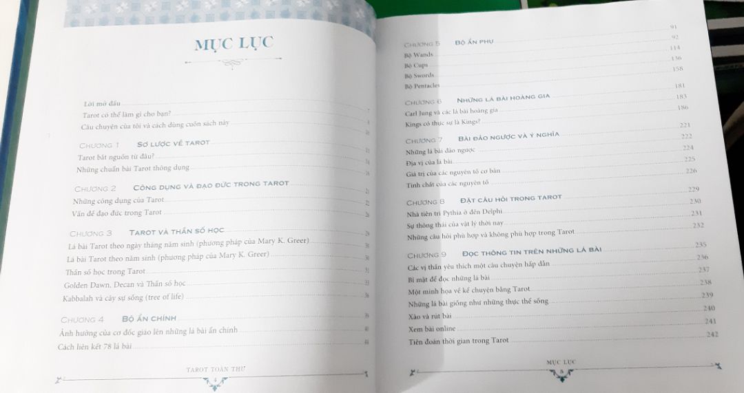 Cuốn sách này có nội dung rất phù hợp với tên gọi của nó, trình bày sơ lược về bài Tarot và cách sử dụng bộ bài. Sách mới 2022 nguyên seal cực kỳ hài lòng. Quan trọng nhất là được shop tặng cuốn sách Tạm biệt Alzheimer mà mình cực kỳ muốn mua mà giá cao quá nên vẫn chưa xuống tay. Sách tặng có hàng chục cuốn mà Saigonbook tặng đúng cuốn mình thích nhất luôn, đúng là hữu duyên thật sự. Lần đầu mua hàng của Saigonbooks trên Tiki đều hoàn hảo, sách mới và đẹp, sách tặng chất lượng, giao hàng nhanh chóng. Xứng đáng 10 điểm chất lượng. 🥰🥰🥰