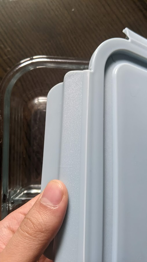 Với giá này thì mình thấy hộp khá là ổn khi đựng được đủ đồ cho một bữa trưa của mình. Tuy nhiên cái nắp hộp có rạch màu trắng khá rõ, mình cảm giác dùng một thời gian không lâu nó sẽ bị gãy quai. Hộp gãy quai thì coi như xong :)) nhưng không biết là bao lâu thì gãy, thôi dùng rồi chờ vậy.