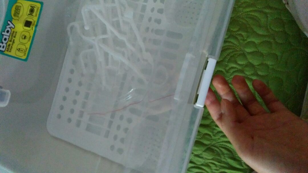 Mình đặt giá úp bình sữa nhưng nhận đc hàng bị lỗi mà shop vẫn giao hàng cho mình. Như ảnh mình chụp thì thấy nắp của giá không hề khít với thân giá nên không thể cài chốt được. Rất mong Tiki kiểm tra lại đơn hàng và cho mình đổi hàng.