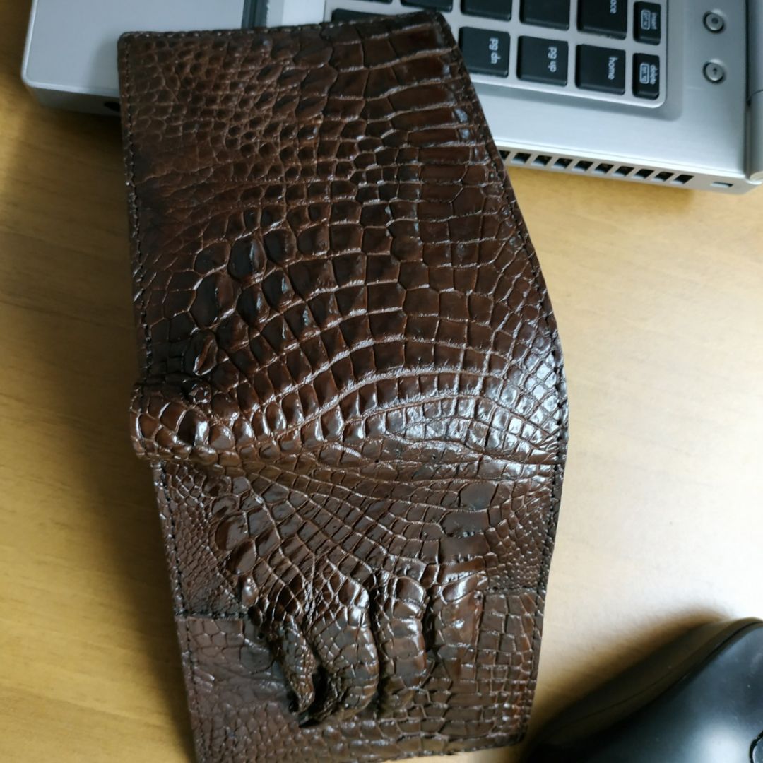 Hàng chuẩn như hình. Da rất mềm và mịn. Đã từng dùng ví cá sấu nhưng ko mềm bằng của shop. 
Có hộp và thẻ bảo hành đầy đủ. Giá tốt mà uy tín. Rất hài lòng!
Nên mua