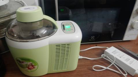 Máy dùng ok. Khác với các loại máy của các hãng cao cấp khác, máy này có chức năng tự làm lạnh kem khi đánh, các hãng khác phải bỏ xô kem vào ngăn đông của tủ lạnh.