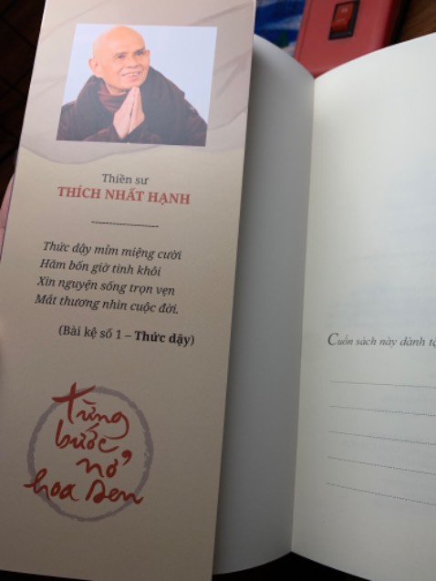 Những bài thơ nhắc nhớ về lòng biết ơn. Và người có lòng biết ơn sẽ được cuộc sống gửi đến những điều tốt đẹp nhất ❤️ Sách mỏng nhưng thiết kế chắc chắn, xinh xắn lắm nha mn