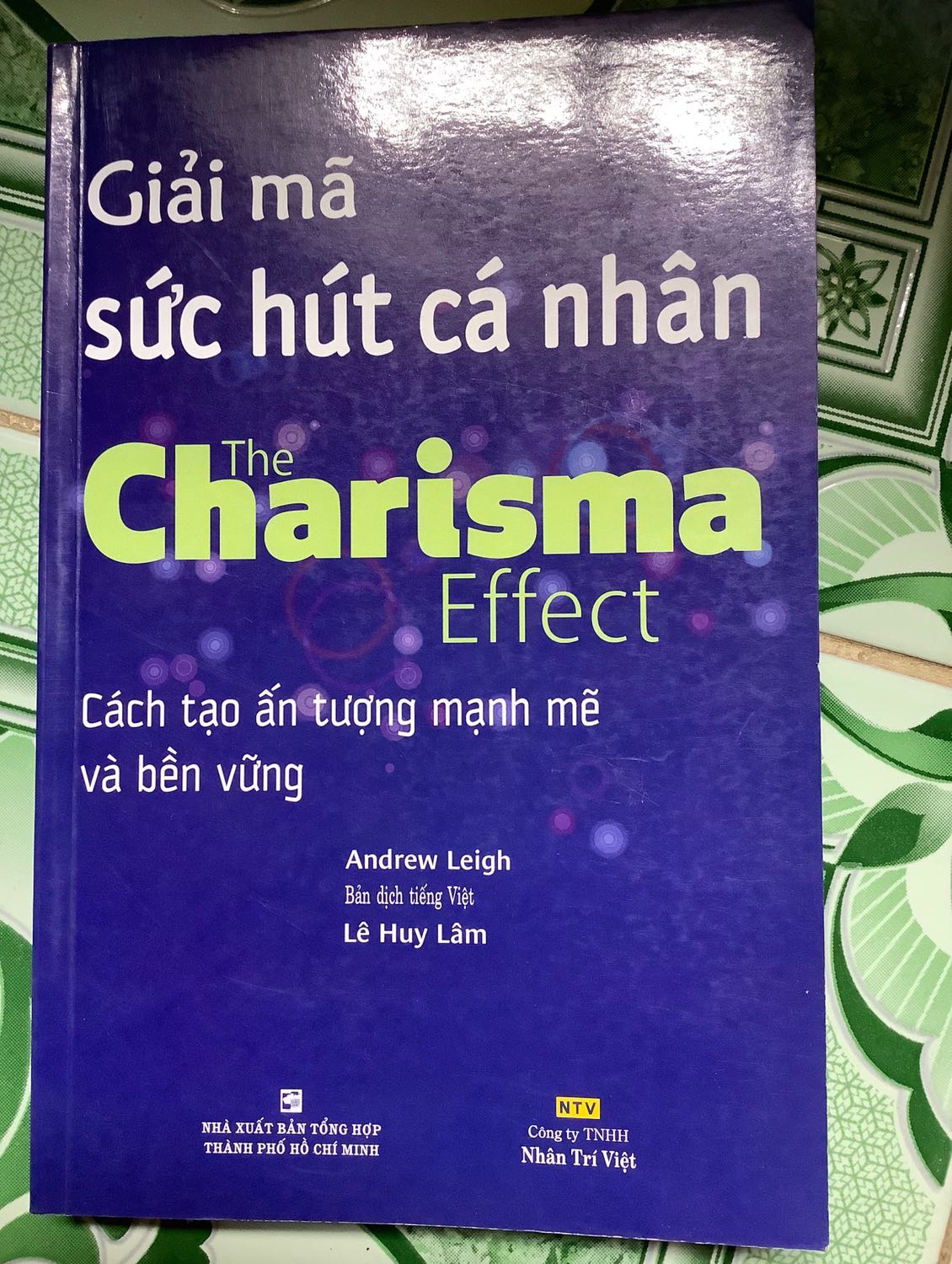 Sách này xuất bản hình như cũng lâu rồi nên bìa hơi bụi bẩn chút nhưng không sao nhìn vẫn ok....nội dung thì cần thực hành nhiều mới có hiệu quả được
