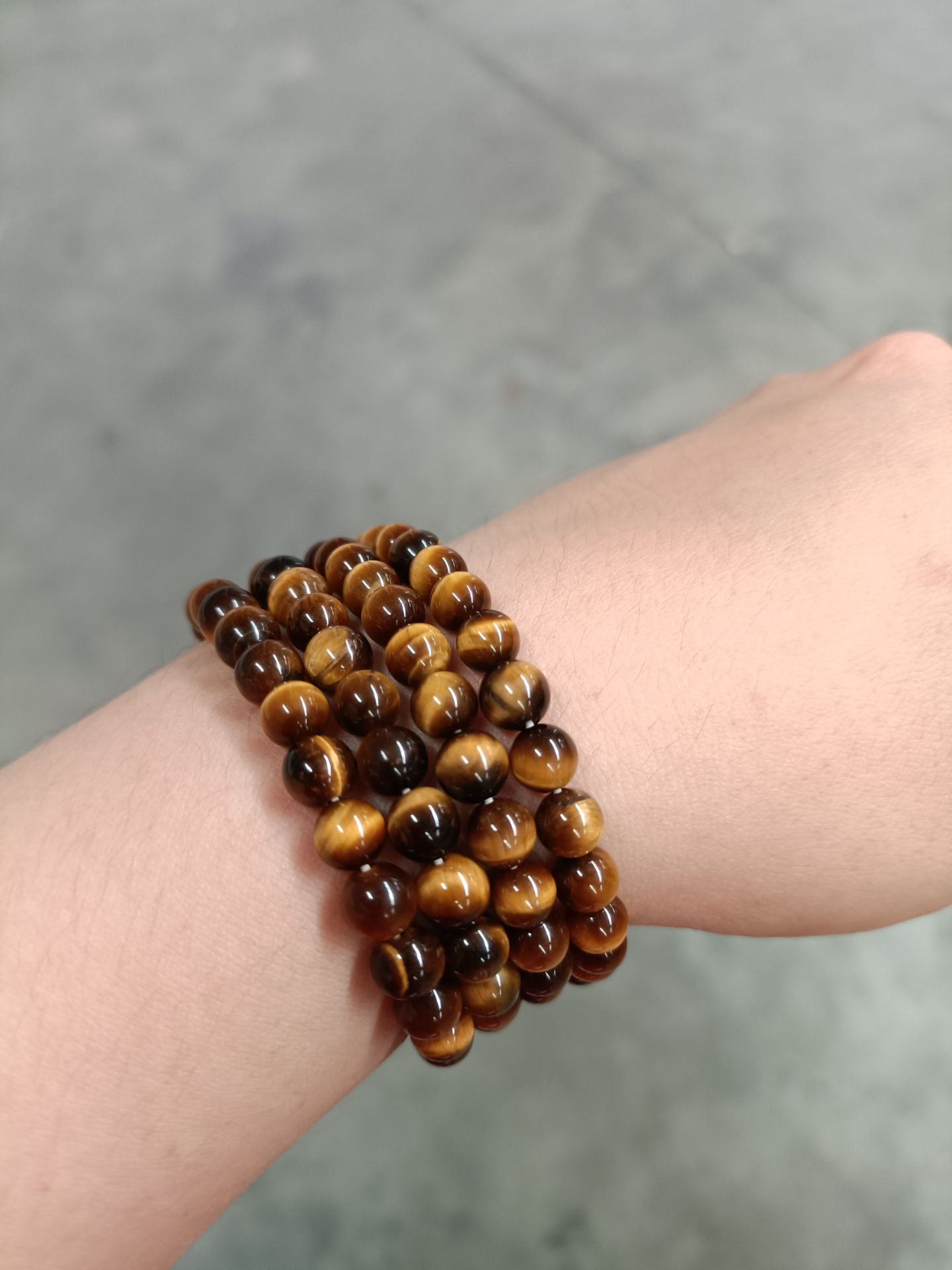 hàng đẹp ,nhưng tiết là dây ko co giãn được nên mình phải tìm dây khác thay thế rất khó.ko co giãn nên ko đeo vào tay đc.