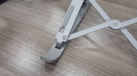 Kệ kim loại cầm chắc tay, nặng hơn những loại mình từng mua, còn tặng kèm cả túi đựng. Khá ưng!!!!