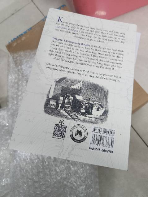 Sách mới nguyên seal nhưng không có kèm bookmark như ngoài hiệu sách. Giấy in khá mỏng, chất lượng tạm ổn