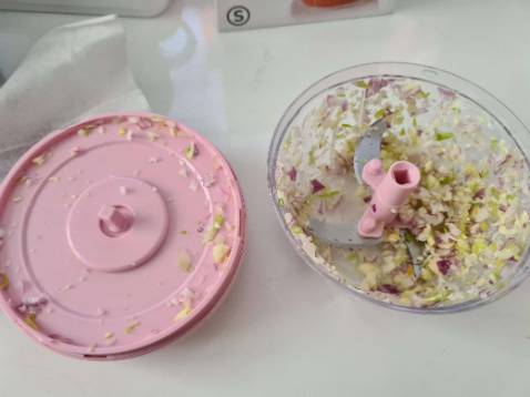 Ngon nha, mua cái thứ 2 rồi, do cái kia bị rớt bể nên mua cái khác. Cái đầu mua loại to nhất nhưng thấy ko cần thiết nên lần này mua cái nhỏ để xay tỏi ớt thôi, chất lượng thì như nhau, lưỡi rất béng nên mọi người cần thận khi rửa nhé.