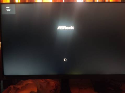 Lúc tr mình đang xài con LG mua có tầm 2tr5 đem về xài perfect ko gì để chê. Có 1 bữa đang xài tự nhiên cái đồng hồ trên tường rớt xuống trúng ngay màn nên phải đi mua con khác. Đáng ra định mua lại con cũ nhưng lên mạng coi thì thấy ae review con này nhiều quá nên mới mua thử. Đem về thất vọng hoàn toàn, hở sáng 2 góc nhỏ giữa màn phía dưới, 2 góc nhỏ ở giữa phía trên, góc trái bên dưới hở nặng, góc phải bên dưới hở nhẹ. 2tr8 đắt hơn con cũ của mình mà xài chán ko chịu đc, thương hiệu có tiếng như Samsung mà build con màn quá tệ. Mình định đem đi bảo hành mà thấy ae nhận xét là kì kèo lâu lắc mà mình còn phải làm việc nên cũng ngại bảo hành. Haizz