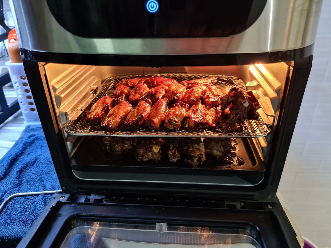 EJF691 kết hợp nhiều loại thiết bị và dụng cụ nấu nướng