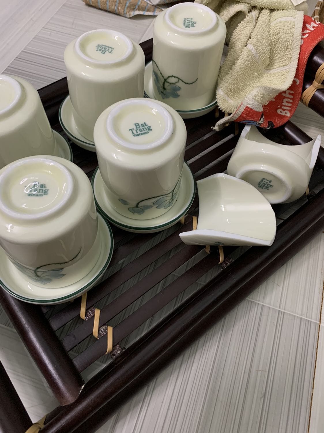 Vừa rửa xong thò khăn lau ly bể đôi. Buồn hết sức. Chưa hề ráo nước luôn đúng đưa cáo khăn vào la bể