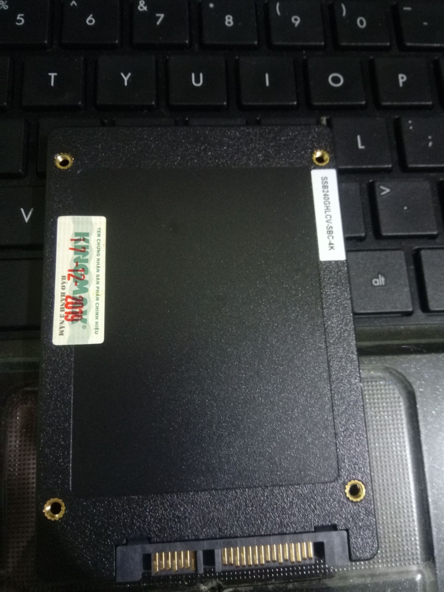 Nhìn vào sản phẩm thấy không giống hình, đặc biệt là phía sau ổ cứng chỉ có 1 cái tem với một miếng giấy dán, *** bằng phần mềm thì OK, nhưng thấy hàng có vẻ không chuẩn, sử dụng thời gian xem thế nào, giao hàng nhanh nên cho 4 sao.