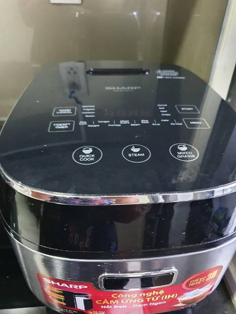 Noi su dung sieu thich. Minh da su dung che do nau com chay claypot, nau chao dac va ca chao loang, ham xuong thi minh chon che do nau sup va che do Hap de hap banh bao hay dimsum an sang, vo cung de dang va thuan tien. Long noi chong dinh tot, co hoi nang tay, co 1 nap de thao roi de co rua sau khi ham xuong co mui va dinh ban. Man hinh hien thi cam ung, de su dung va chuyen giua *** lua chon, the hien thoi gian nau con lai. Viec nau nuong tro nen de dang va thuan tien hon rat nhieu