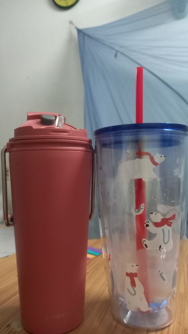 quá xinh ly, bự, không bị chảy nước bên ngoài khi để lạnh, giữ đá lạnh lâu nếu đậy nắp kín và đá đầy, khoảng 3 đến 4 tiếng quá xinh ly, bự, không bị chảy nước bên ngoài khi để lạnh, giữ đá lạnh lâu nếu đậy nắp kín và đá đầy, khoảng 3 đến 4 tiếng