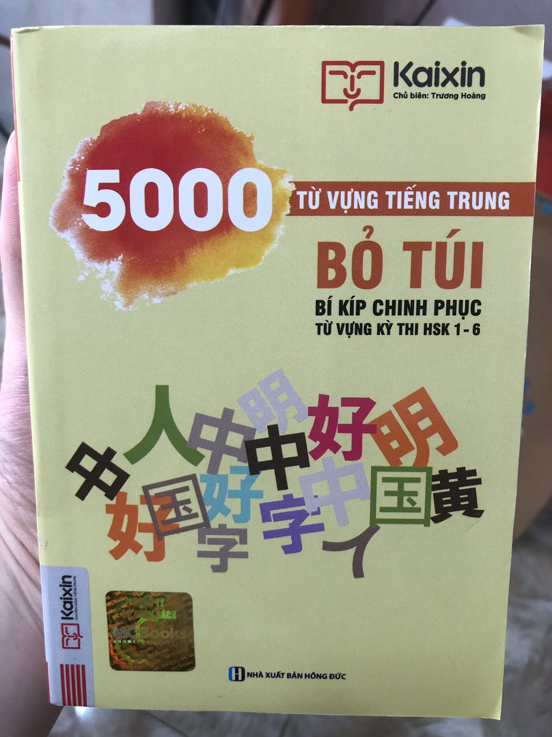 Giao hàng nhanh, đóng gói đẹp
Sách in đẹp, nội dung hay, hữu ích
Sách nhỏ gọn, tiện lợi khi mang theo bên mình
Sách hơi dày nhưng không nặng vì sách chỉ nhỏ bằng một bàn tay thôi.