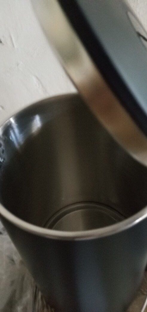 Ấn tượng ban đầu là hộp cực kỳ chắc chắn là dầy dặn, bên trong có xốp cứng chống va đập. Bình dung tích 1,8 lít thoải con gà mái, màu đen nhám rất thuận mắt, sang hẳn cả góc bếp. Đun nước thì nhanh khỏi nói, ko biết có tốn điện không cơ mà thấy tiện lắm, bật cái 30s sau là sôi ùng ục. Nắp mở nhẹ nhàng ko bị bật cái tưng như cái ấm cũ mình mua. Quá ok