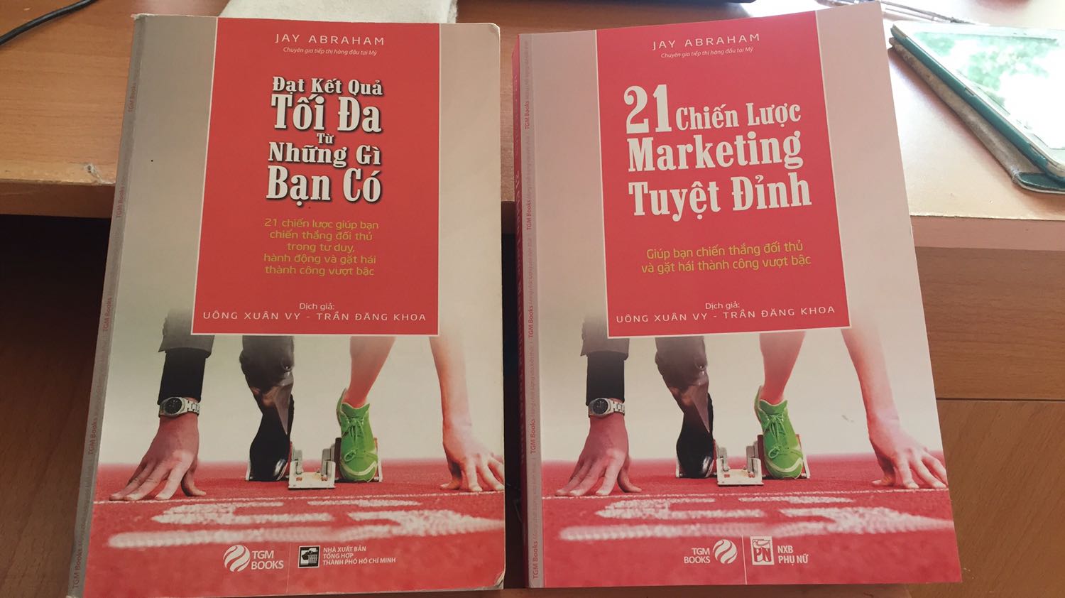 Cuốn này với cuốn đạt kết quả tối đa từ những gì bạn có là 1. 2 cuôn này chỉ thay đổi tựa sách. Còn nội dung hoàn toàn giống nhau. Mình đã mua lầm. Mình cứ tưởng là 2 cuốn khác nhau