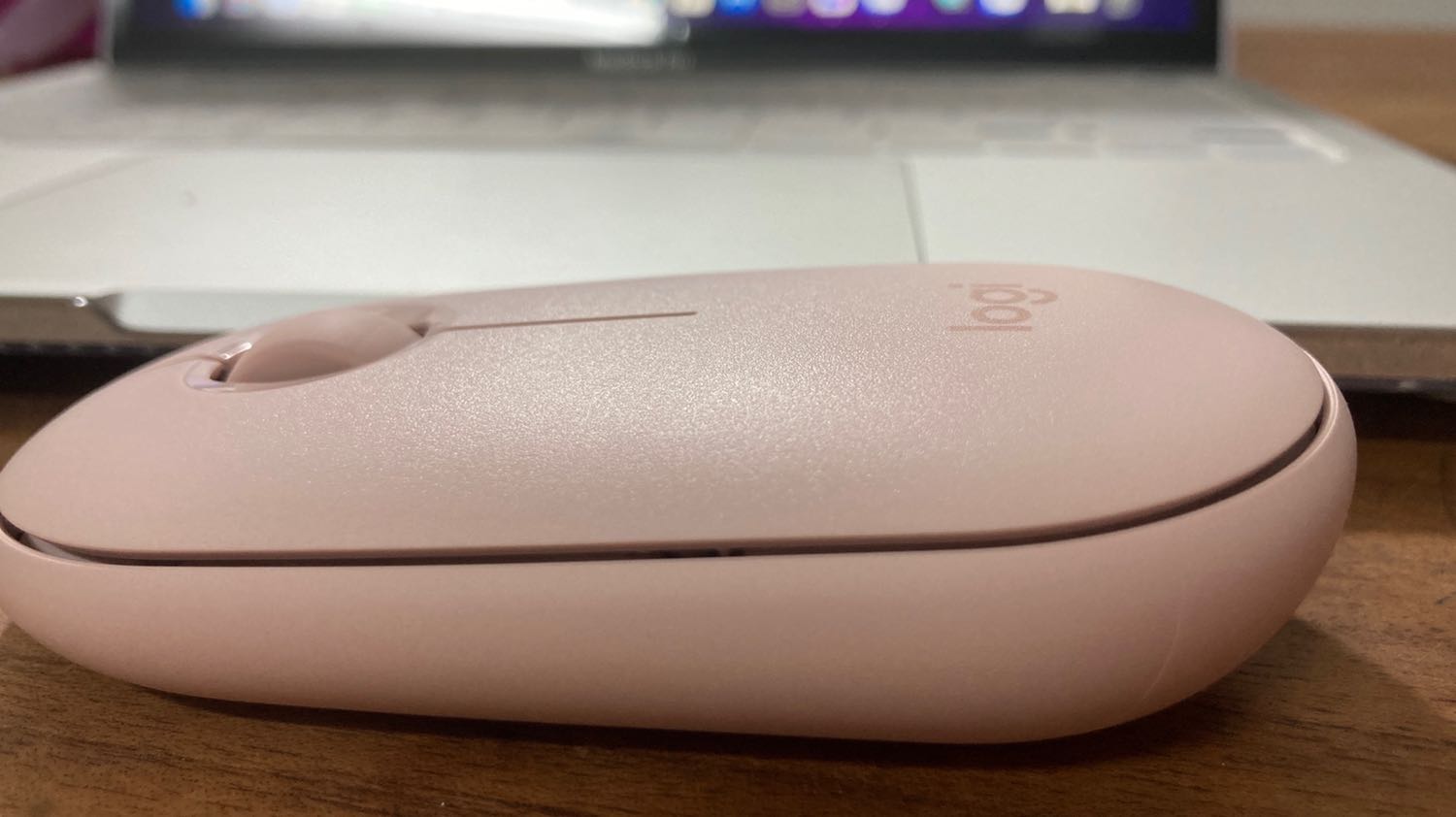 Dùng thực sự rất thích nha mn. Macbook m1 kết nối ngon ơ, ko hề có vấn đề j. Chuột cũng rất xinh nữa, lúc nhận hàng đóng gói cẩn thận. Lúc đầu mới dùng ko quen vì hơi nhỏ và bẹt, nhưng mấy ngày rồi thì cũng quen. Cũng ko thấy chuột chậm hơn hay j. Rất thích!