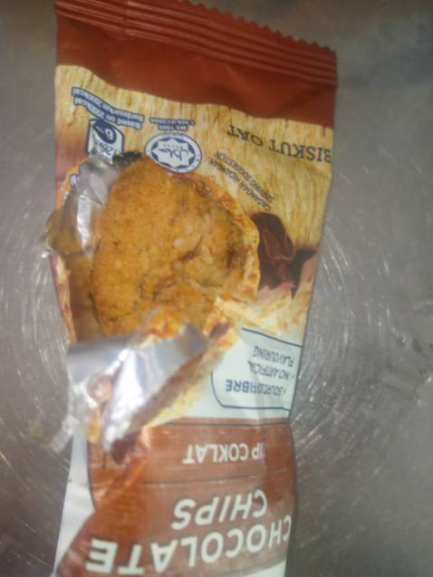 Cực kì thất vọng về cách làm việc của tiki, khi mình tin tưởng tuyệt đối đến khi nhận hàng, mở hộp ra vụn bánh rất nhiều mình nghĩ là có lỗi, nhưng khi nhìn kĩ lại thì cái bọc có dấu chuột cắn, vì hộp bên ngoài còn nguyên vẹn nên mình nghĩ bên đóng gói hàng đã không chú ý hoặc cố tình giao như vậy khi số lượng gói không phải là 10 mà là 9 (đã bao gồm gói bị chuột cắn), vậy còn 1 gói đi đâu? Chuột tha mất? Mình tha thiết bên tiki làm rõ việc này, tiếc vì tin tưởng nên không quay video mở hộp để rồi thất vọng.