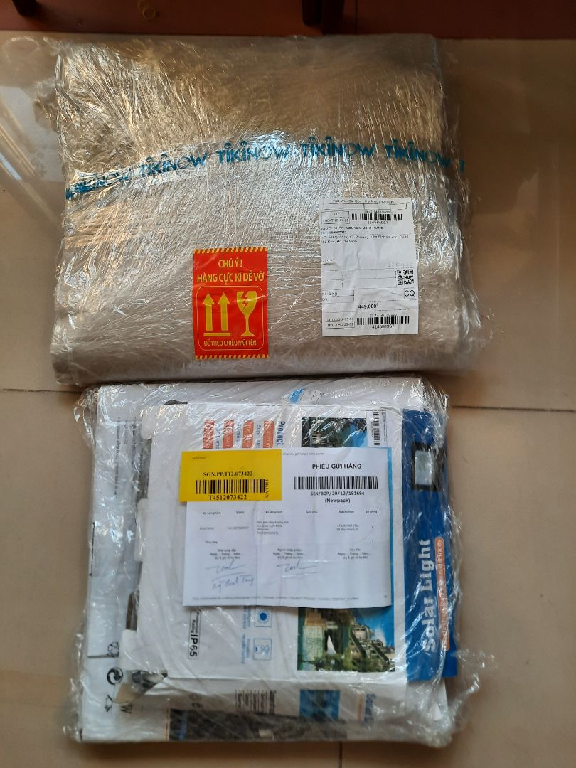 lần này đóng gói sơ xài quá. xạc 2 ngày mà khg vô điện, chỉ có 1 chấm chớp hoài. Mở đèn lên chưa được 1 p đã tắt.