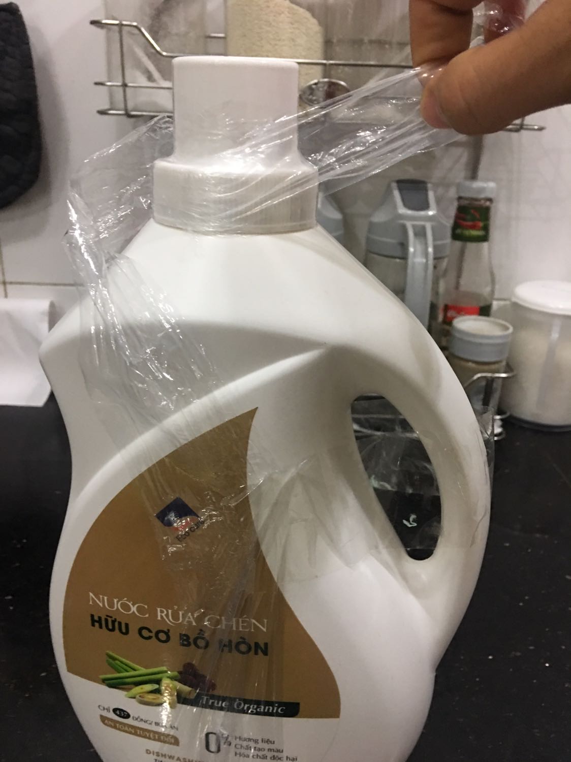Đóng gói kỹ, mới khui chai mùi hơi nồng gắt nhưng khi dùng thì thơm vừa phải, rửa sạch, tiết kiệm. Mình mua chai lớn chiết ra chai có vòi nhỏ. Lúc rửa chén pha thêm xíu nước hoà lên bọt rồi rửa thôi !