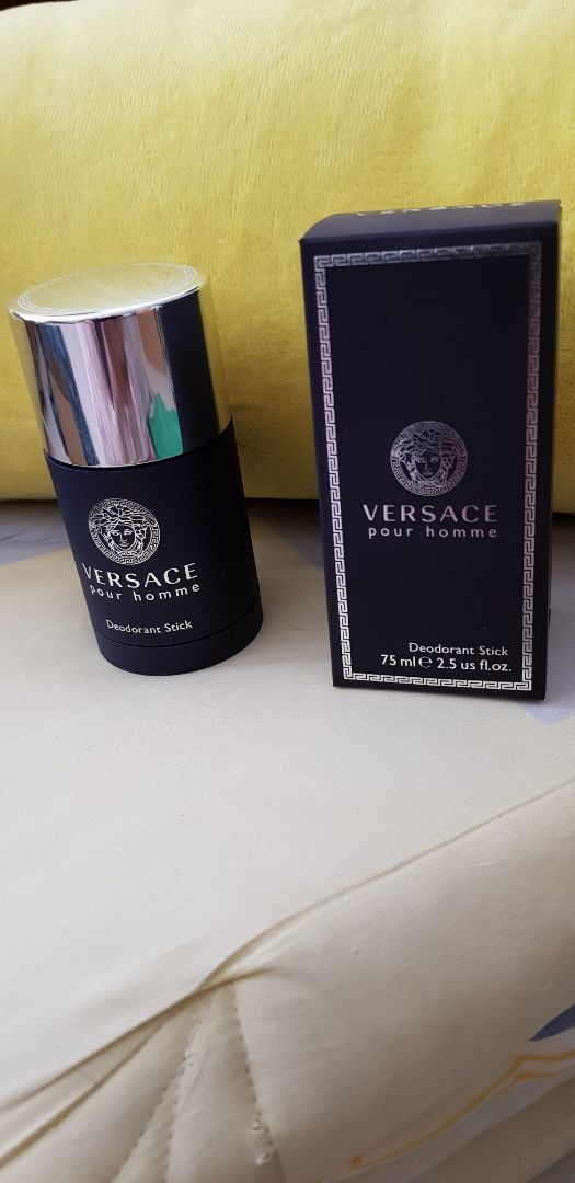 Hàng giao sớm.Hộp được bọc trong một lớp nhựa trong, có dán tem chống hàng giả.Hàng có hình thức rất tinh tế, trau chuốt, hơi cầu kỳ kiểu Versace. Có lớp nhựa garantie bao lấy phần sáp của lọ deodorant. Sơ bộ nhận xét: mùi hương mát lạnh xen lẫn một tia cay nồng. Chính mùi cay khó mô phỏng này làm nên nét sang trọng cho mùi hương. Trên đây là cảm nhận của riêng cá nhân mình .