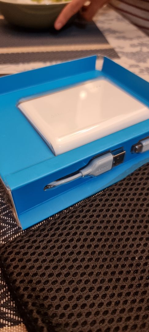 Đóng hộp rất chu đáo cẩn thận. Cục sạc cầm rất chắc tay, lại còn hỗ trợ sạc nhanh. Ngoài ra, trong hộp còn đi kèm bao lưới.