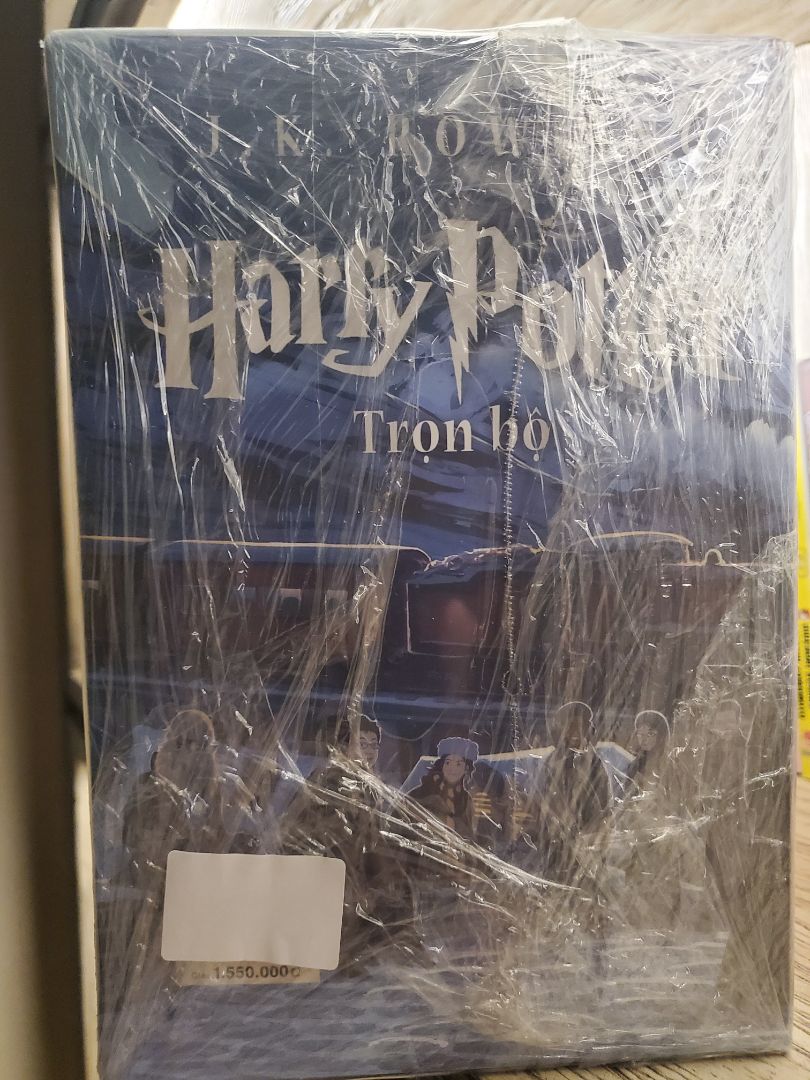 Harry potter là tuổi thơ. Năm nay HBO ra tập kỷ niệm, nên mình nổi hứng xem lại phim. Bây giờ tìm được combo này thật đáng tiền. Mình cũng sẽ không mở hàng, để luôn bọc để sưu tập.