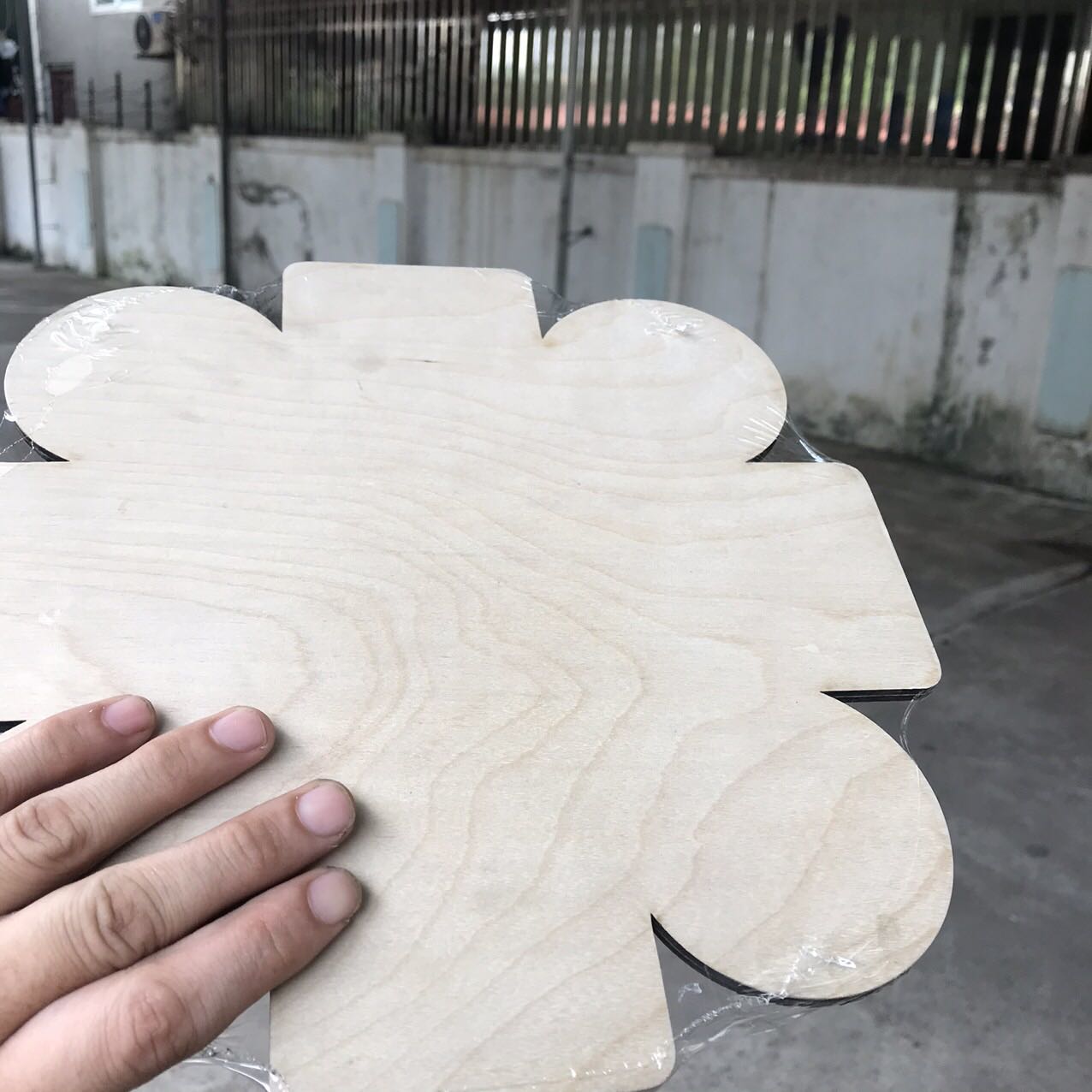 Bộ cờ cá ngựa bằng gỗ này của Benrikids hay ghê í, chất gỗ sờ rất mịn tay, mình thấy sản phẩm được chau chuốt rất tỉ mỉ, nhận được hàng phải chụp ảnh đánh giá ngay, shop bọc sản phẩm đẹp, cẩn thận. Khi nào shop có bộ to hơn, nhất định mình sẽ ủng hộ tiếp. Thanks shop ạ.