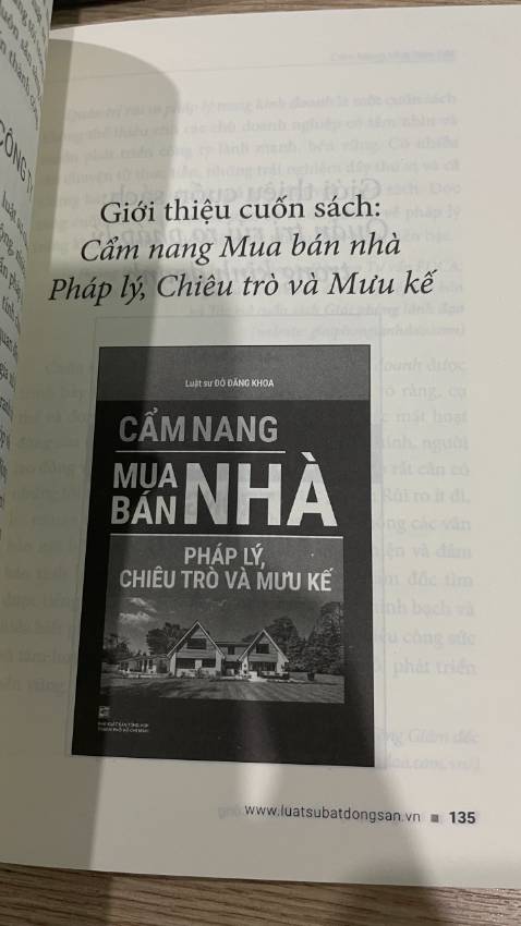 Không nên mua, quá đắt so với giá trị mang lại

Nội dung truyền tải ít, đã vậy lại dành 1/3 số trang để giới thiệu cho sách khác và các mẫu đơn (có thể tải trên mạng)

Ngoài ra, rất không thích cách của tác giả khi gợi ý lộ liệu độc giả mua thêm cuốn khác

Tiki nên xem lại