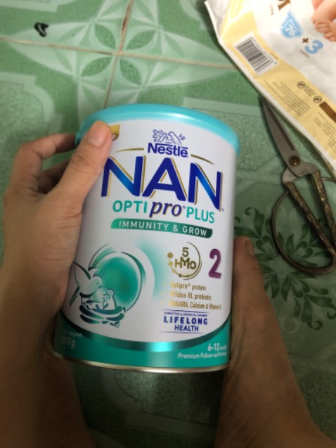 M vừa nhận được sp sữa bột Nan đúng với mẫu mua bên Tiki cực nhanh và cũng tuỳ món rẻ hơn ***, hãng sữa để muỗng riêng tiện lợi quá nè hộp còn nguyên tem đóng gói hàng kỹ đẹp… e bít ơn đến những a/c đã làm ra những hộp sữa tiện lợi cho các bé nhỏ cám ơn các a/c đóng gói và giao hàng biết ơn mn mang sp đến ng tiêu dùng như mình chúc mn nhiều sk , và luôn vui vẻ may mắn trong cuộc sống .m đặt hàng hum t7 là cn có r mà mưa nên các b ship hẹn lại t2 hàng đẹp tốt cám ơn mn nhiều