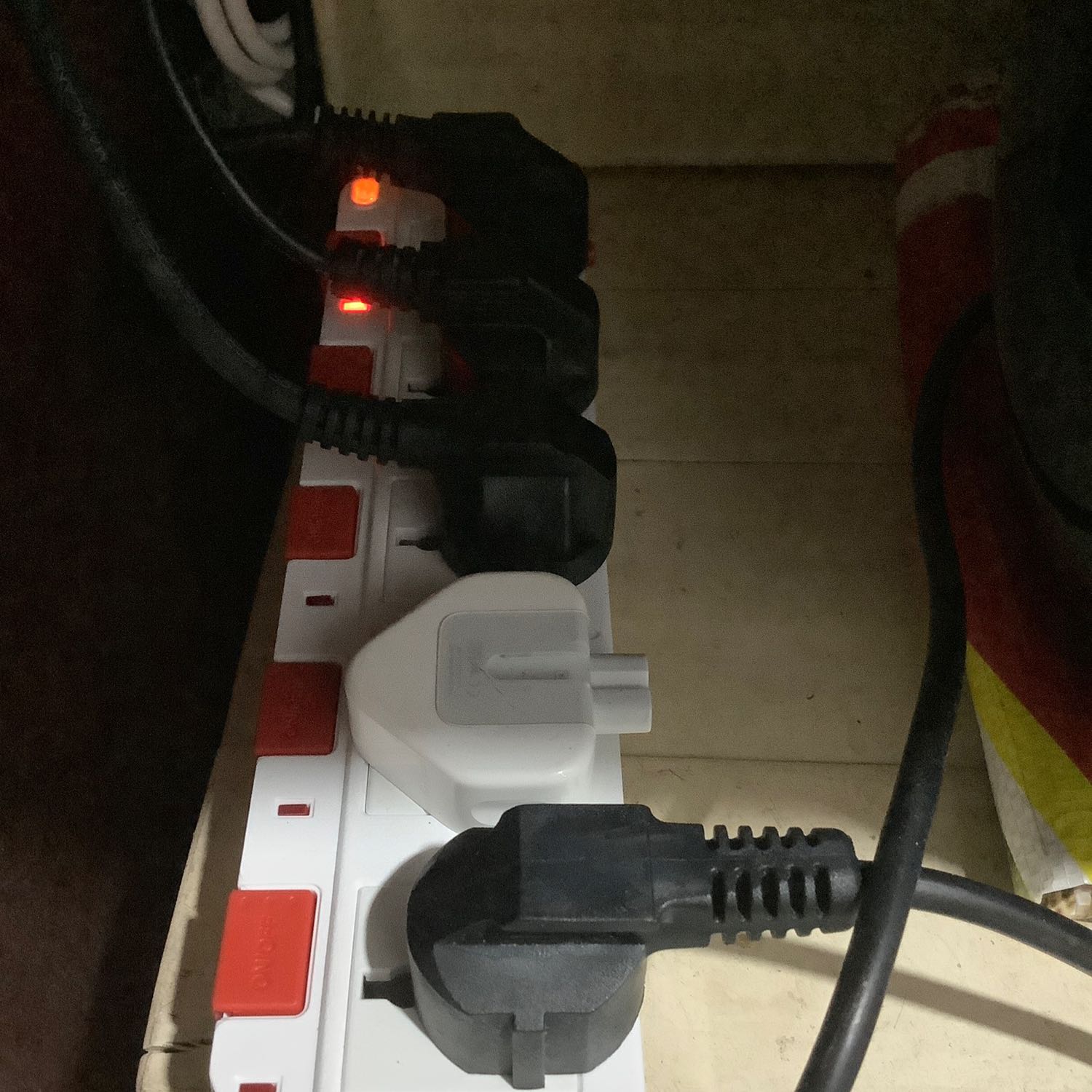 Sản phẩm chính hãng Điện Quang, xài full 5 lỗ dây 5m bao dài