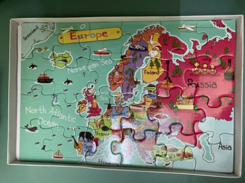 Bộ xếp hình khá dày đẹp, bé chơi rất thích, bé còn học được vị trí vài quốc gia cũng như biết được Việt Nam ở đâu, mình sẽ tìm thêm bộ bản đồ VIệt Nam cho bé vừa chơi vừa học :) bộ này gồm 4 bộ từ dễ đến khó (miếng to rồi miếng nhỏ dần) đầy thử thách rèn luyện bé. Giao nhanh gói kỹ, shipper nhiệt tình thân thiện, Thanks all