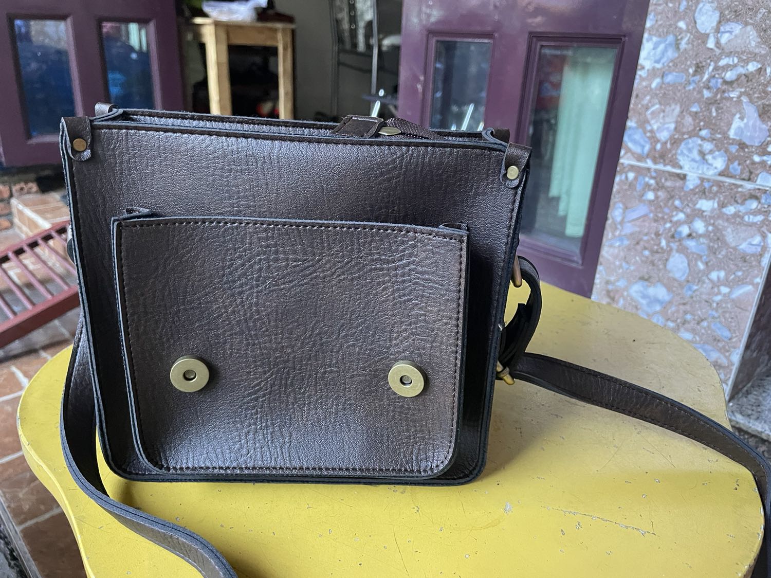 Da mềm, không có mùi hôi. Tuy nhiên dây túi xách quá ngắn, không giống với quảng cáo.