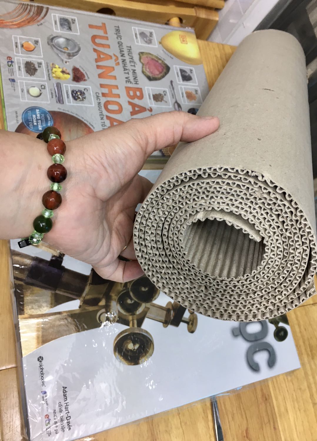 Mình đã mua nhiều lần ở Tiki và rất hài lòng về cách đóng gói cẩn thận, giao hàng nhanh chóng và bảo quản kỹ, sạch sẽ lẫn giá cả phù hợp và nhiều ưu đãi, mã giảm giá. 
(Lần nào mua sách cũng được lãi thêm cuộn giấy cartoon gói đồ nè!)
Mình sẽ tiếp tục ủng hộ Tiki!