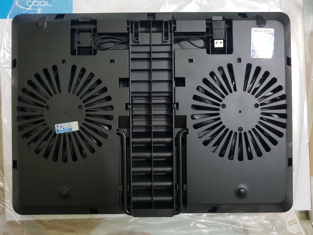 SP điện tử thứ 2 mua từ TIKI. Chọn "giao nhanh 3h", nhận sau khoảng 2h. Đóng gói tốt, kĩ, sản phẩm nhìn như mô tả, mới. 

Quạt hoạt động tốt, chạy êm hơn cái quạt tản nhiệt của laptop mình. Tuy nhiên vị trí thì ko khớp lắm khe hút gió của quạt laptop. Nhưng không quan trọng lắm vì thật ra mình tìm cái giá đỡ thôi, cũng ở phòng máy lạnh cả ngày. Tiết diện khá lớn vì cho cả Lap 17" nên chỉ thích hợp để cố định, mang di chuyển có lẽ ko tiện lắm nhg vẫn được. Tuy nhiên khi nâng lên thì mình lại có 1 không gian mới cho việc giấu dây nhợ.

Thích nhất là cái góc nâng của giá, cao nhất 45 độ nhg chắc chẳng ai dùng tới. Mình dùng nấc giữa 35 độ, khá hợp cả ngồi và ngả lưng vẫn thấy chữ bàn phím. Hay nhất có lẽ là việc nó nâng tầm màn hình lên ngang mắt nên sẽ loại được việc cúi gập gây mỏi cổ, trải nghiệm này khiến cho việc dùng cái laptop tuy cũ nhưng cũng thấy thú vị hơn.